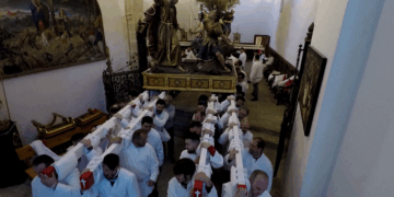 Vídeo. Ensamblaje del grupo escultórico de San Pedro Apóstol