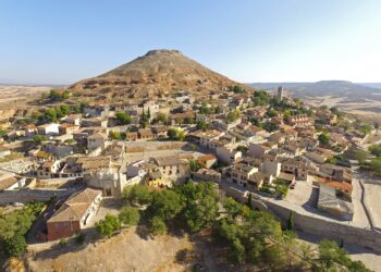 Seis localidades de Guadalajara estrenan el distintivo de Municipio Turístico para potenciar su economía 1 Audio. Entrevistamos a Ignacio Ayuso sobre las Fiestas de las Flores en Hita