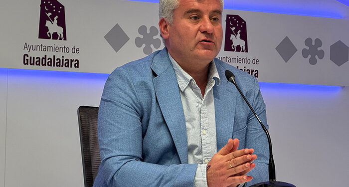 Alfonso Esteban: “Empleo y vivienda son los dos pilares fundamentales de la modificación del PGOU” 1 Alfonso Esteban “Empleo y vivienda son los dos pilares fundamentales de la modificación del PGOU”