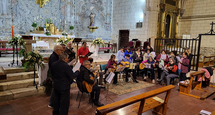 Cardenete mantiene viva la tradición del Mayo a la Virgen