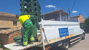 El Ayuntamiento de Cuenca comienza a renovar los 75 contenedores de recogida de residuos de las ocho pedanías