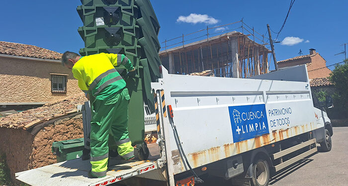 El Ayuntamiento de Cuenca comienza a renovar los 75 contenedores de recogida de residuos de las ocho pedanías