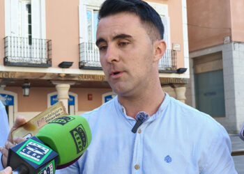 El PSOE denuncia que Guarinos está cobrando más dinero en el recibo del agua de forma irregular “para tapar sus subidas de impuestos”