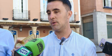 El PSOE denuncia que Guarinos está cobrando más dinero en el recibo del agua de forma irregular “para tapar sus subidas de impuestos”