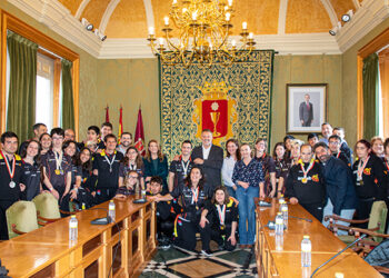 El alcalde de Cuenca felicita al club deportivo amiab de atletismo por sus logros en esta temporada