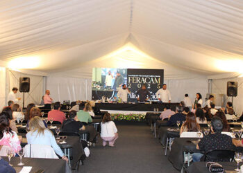 El público responde de manera mayoritaria a las primeras catas y al showcooking inicial de FERACAM