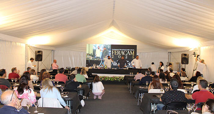 El público responde de manera mayoritaria a las primeras catas y al showcooking inicial de FERACAM