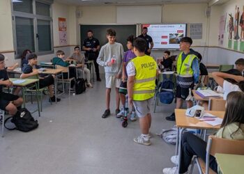 Escolares de Cabanillas reciben charlas de Policía Local y DGT sobre de Educación Vial y la nueva ordenanza de patinetes