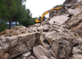La Diputación de Guadalajara despeja el acceso de Auñón afectado por un desprendimiento de tierras