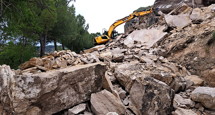 La Diputación de Guadalajara despeja el acceso de Auñón afectado por un desprendimiento de tierras