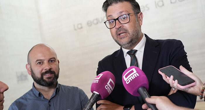 La Junta dotará en las próximas semanas a 156 centros educativos con kits de radio 1 La Junta dotará en las próximas semanas a 156 centros educativos con kits de radio