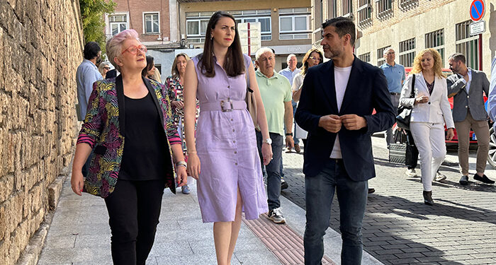 La Junta reivindica las obras de mejora de la calle Cervantes y aledaños en la capital y un modelo de ciudad más accesible 1 La Junta reivindica las obras de mejora de la calle Cervantes y aledaños en la capital y un modelo de ciudad más accesible