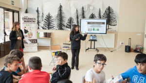 La Mancomunidad Las Dos Campiñas imparte talleres didácticos para fomentar el reciclado de residuos orgánica entre los escolares