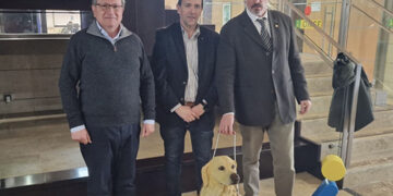 La ONCE y el Consejo de Colegios Profesionales de Veterinarios de Castilla-La Mancha facilitarán servicios a usuarios de perros guía