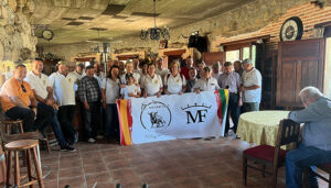 La Peña Taurina Los Encinares de Málaga del Fresno visita la ganadería Flor de Jara de Miraflores de la Sierra