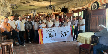 La Peña Taurina Los Encinares de Málaga del Fresno visita la ganadería Flor de Jara de Miraflores de la Sierra