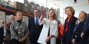 La Reina emérita Doña Sofía visita el Banco de Alimentos de Guadalajara