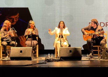 La XXXII Cumbre Flamenca ahondó en el flamenco extremeño con el Teatro Buero Vallejo repleto de público