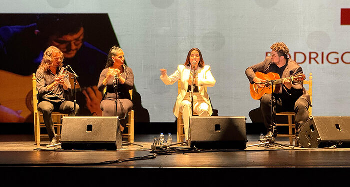 La XXXII Cumbre Flamenca ahondó en el flamenco extremeño con el Teatro Buero Vallejo repleto de público