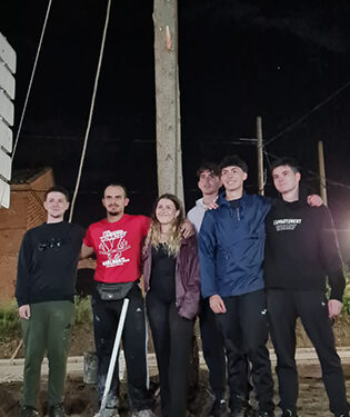 La quinta de 2007 cumple la tradición y coloca el mayo en Málaga del Fresno 1 La quinta de 2007 cumple la tradición y coloca el mayo en Málaga del Fresno