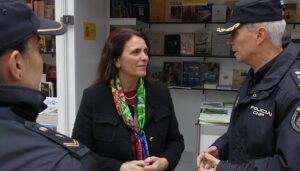 La subdelegada del Gobierno en Guadalajara visita la caseta de publicaciones de la Administración General del Estado en la Feria del Libro