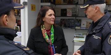 La subdelegada del Gobierno en Guadalajara visita la caseta de publicaciones de la Administración General del Estado en la Feria del Libro