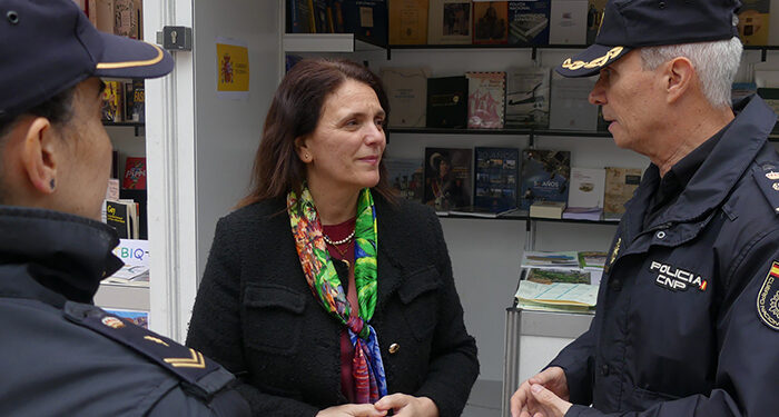 La subdelegada del Gobierno en Guadalajara visita la caseta de publicaciones de la Administración General del Estado en la Feria del Libro