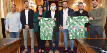 Martínez Chana recibe al CD Quintanar del Rey como campeón de Tercera y anuncia más dinero para los equipos de Segunda RFEF