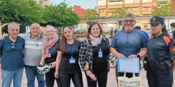 Nacho Redondo culmina con éxito su viaje a Valencia en bici para llevar material escolar a los damnificados por la Dana