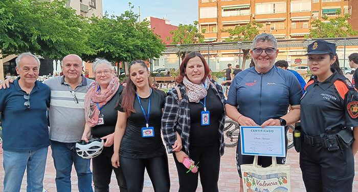 Nacho Redondo culmina con éxito su viaje a Valencia en bici para llevar material escolar a los damnificados por la Dana