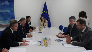 Page comparte con el comisario Hansen las principales preocupaciones de la región en materia agrícola y de agua