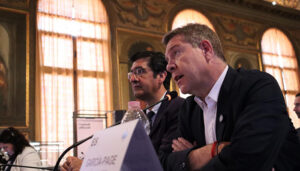 Page considera “esenciales” la supervivencia del “viñedo tradicional” y los “etiquetados sencillos” del vino que es “raíz de Europa”