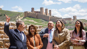 Page quiere hacer del castillo de Molina de Aragón el monumento histórico “más y mejor” iluminado del país