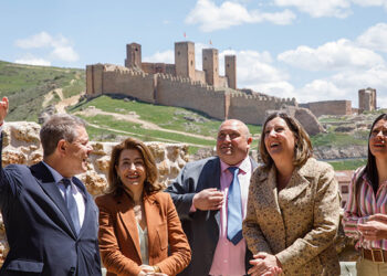 Page quiere hacer del castillo de Molina de Aragón el monumento histórico “más y mejor” iluminado del país