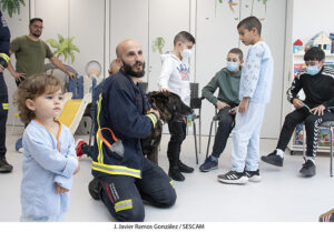 Peques y mayores del Hospital de Guadalajara celebran el Día del Niño Hospitalizado conociendo la labor y el adiestramiento de los perros de rescate