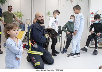 Peques y mayores del Hospital de Guadalajara celebran el Día del Niño Hospitalizado conociendo la labor y el adiestramiento de los perros de rescate