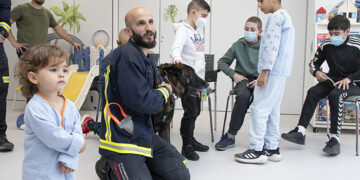 Peques y mayores del Hospital de Guadalajara celebran el Día del Niño Hospitalizado conociendo la labor y el adiestramiento de los perros de rescate