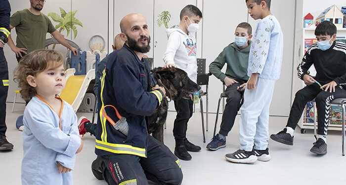 Peques y mayores del Hospital de Guadalajara celebran el Día del Niño Hospitalizado conociendo la labor y el adiestramiento de los perros de rescate 1 Peques y mayores del Hospital de Guadalajara celebran el Día del Niño Hospitalizado conociendo la labor y el adiestramiento de los perros de rescate