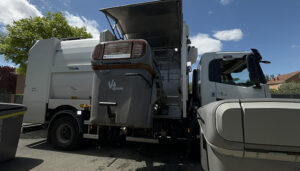 Vega del Henares avanza en la modernización del servicio con la incorporación de dos camiones lavacontenedores