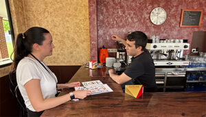 Vega del Henares inicia una campaña informativa sobre la nueva recogida puerta a puerta de orgánica en el sector hostelero