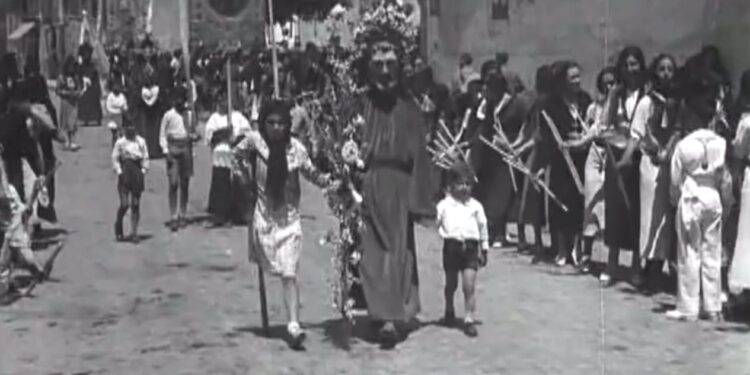 1935 y la proce de Tomas Caramillo. nina muletas