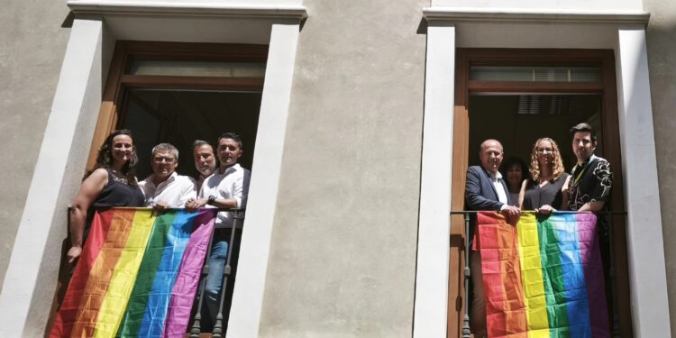 Alberto Rojo: “Frente a Guarinos y Vox, que se niegan a dar visibilidad a los derechos LGTBI, nosotros sí colocamos la bandera arcoíris” 1 20250627 bandera arcoiris psoe municipal balcon