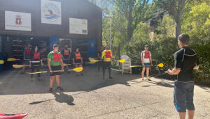 El Club Piragüismo Cuenca ha abierto el plazo de inscripción para los cursos intensivos de iniciación que se desarrollarán durante todo el verano en las instalaciones del paraje de Las Grajas (carretera Villalba CM-2105, km 3) tanto para niños como adultos.Los cursos son de carácter semanal y se desarrollarán de lunes a viernes. El único requisito para apuntarse es saber nadar. Se han programado las siguientes fechas:-	Del 30 de junio al 4 de julio
-	Del 7 al 11 de julio
-	Del 14 al 18 de julio
-	Del 21 al 25 de julio
-	Del 28 de julio al 1 de agosto
-	Del 4 al 8 de agosto
-	Del 11 al 15 de agosto
-	Del 18 al 22 de agosto
Los niños (hasta 15 años) pueden optar por el horario de mañana (de 11:30 a 13:30) o de tarde (de 16:30 a 18:30), mientras que el horario de los adultos será de 18:30 a 20:30 horas. Para que se realice el curso tendrá que haber un mínimo de tres inscritos y el máximo de participantes será de doce. Todos los interesados pueden apuntarse ya a la semana que les interese sin tener que esperar a que se aproxime la fecha.De carácter teórico-práctico, los cursos se impartirán por técnicos en piragüismo en aguas tranquilas. El objetivo es que todos los participantes se inicien en la práctica de este deporte de forma amena, aprendan las maniobras básicas y se desenvuelvan con autonomía en la embarcación, todo ello disfrutando de un entorno natural único. También aquellos que lo hayan practicado alguna vez, podrán mejorar su técnica e incluso probar a dominar un K1.El precio de la actividad es de 60 euros e incluye todo el material, seguro de navegación y monitor-técnico.Para apuntarse o solicitar más información hay que escribir al email: secretariaclubpiraguismocuenca@gmail.com. Las plazas son limitadas y se respetará el orden de inscripción.El Club agradece la colaboración de la Federación Castellano-Manchega de Piragüismo, el Ayuntamiento y la Diputación Provincial de Cuenca, la Junta de Comunidades, la UCLM, la Fundación Globalcaja, Rujamar Sports Team, Gestión 5, Aceites Barambio, Incarlopsa, El Rento y Solán de Cabras en el desarrollo de sus actividades.
