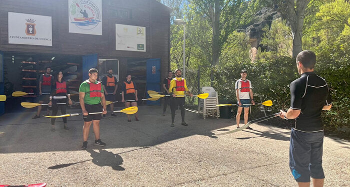 El Club Piragüismo Cuenca ha abierto el plazo de inscripción para los cursos intensivos de iniciación que se desarrollarán durante todo el verano en las instalaciones del paraje de Las Grajas (carretera Villalba CM-2105, km 3) tanto para niños como adultos. Los cursos son de carácter semanal y se desarrollarán de lunes a viernes. El único requisito para apuntarse es saber nadar. Se han programado las siguientes fechas: - Del 30 de junio al 4 de julio - Del 7 al 11 de julio - Del 14 al 18 de julio - Del 21 al 25 de julio - Del 28 de julio al 1 de agosto - Del 4 al 8 de agosto - Del 11 al 15 de agosto - Del 18 al 22 de agosto Los niños (hasta 15 años) pueden optar por el horario de mañana (de 11:30 a 13:30) o de tarde (de 16:30 a 18:30), mientras que el horario de los adultos será de 18:30 a 20:30 horas. Para que se realice el curso tendrá que haber un mínimo de tres inscritos y el máximo de participantes será de doce. Todos los interesados pueden apuntarse ya a la semana que les interese sin tener que esperar a que se aproxime la fecha. De carácter teórico-práctico, los cursos se impartirán por técnicos en piragüismo en aguas tranquilas. El objetivo es que todos los participantes se inicien en la práctica de este deporte de forma amena, aprendan las maniobras básicas y se desenvuelvan con autonomía en la embarcación, todo ello disfrutando de un entorno natural único. También aquellos que lo hayan practicado alguna vez, podrán mejorar su técnica e incluso probar a dominar un K1. El precio de la actividad es de 60 euros e incluye todo el material, seguro de navegación y monitor-técnico. Para apuntarse o solicitar más información hay que escribir al email: secretariaclubpiraguismocuenca@gmail.com. Las plazas son limitadas y se respetará el orden de inscripción. El Club agradece la colaboración de la Federación Castellano-Manchega de Piragüismo, el Ayuntamiento y la Diputación Provincial de Cuenca, la Junta de Comunidades, la UCLM, la Fundación Globalcaja, Rujamar Sports Team, Gestión 5, Aceites Barambio, Incarlopsa, El Rento y Solán de Cabras en el desarrollo de sus actividades.