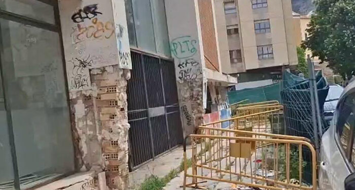 Bea Jiménez reclama la limpieza inmediata de la Plaza de España ante su estado de abandono y suciedad