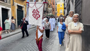 Cáritas Diocesana de Cuenca comparte la celebración del Corpus Christi con la comunidad parroquial de Mira acompañados por Manuel Bretón, presidente de Cáritas Española 2 Cáritas Diocesana de Cuenca comparte la celebración del Corpus Christi con la comunidad parroquial de Mira acompañados por Manuel Bretón, presidente de Cáritas Española