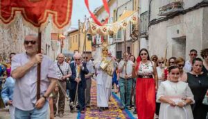 Cientos de vecinos transforman Almonacid de Zorita en un tapiz de color y tradición