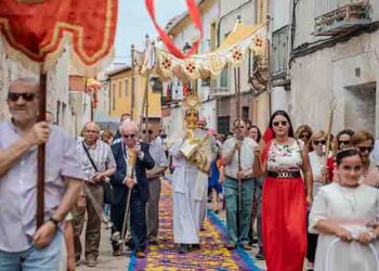 Cientos de vecinos transforman Almonacid de Zorita en un tapiz de color y tradición