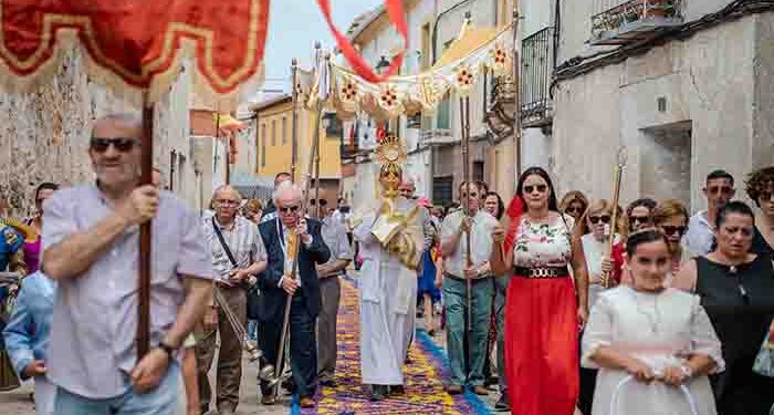 Cientos de vecinos transforman Almonacid de Zorita en un tapiz de color y tradición