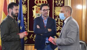 Coca-Cola dedica dos latas personalizadas a la Diputación de Cuenca como reconocimiento a la colaboración que mantienen 3 Coca-Cola dedica dos latas personalizadas a la Diputación de Cuenca como reconocimiento a la colaboración que mantienen